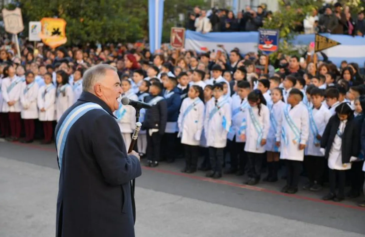 Más de 3.300 estudiantes prometieron lealtad a la Bandera en un emotivo acto encabezado por Jaldo