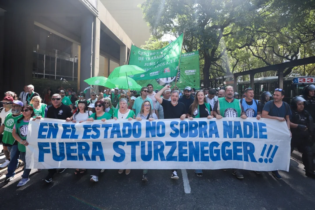 ATE realiza un paro nacional con movilización en rechazo a decretos que eliminan organismos del Estado