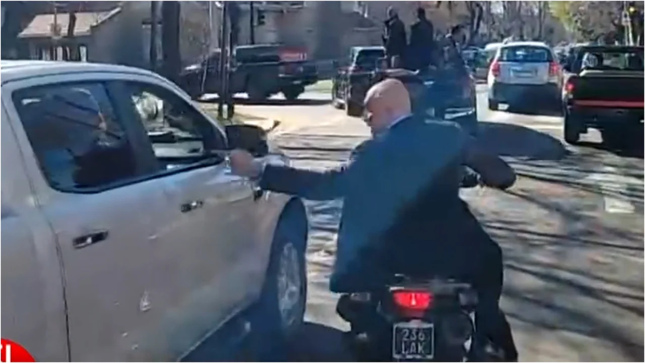 Javier Milei fue recibido a pedradas en Lomas de Zamora