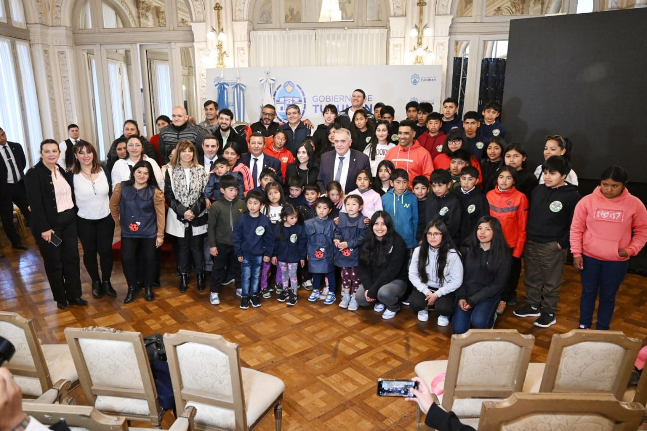 Alumnos de Chasquivil y Anca Juli visitan San Miguel de Tucumán por primera vez