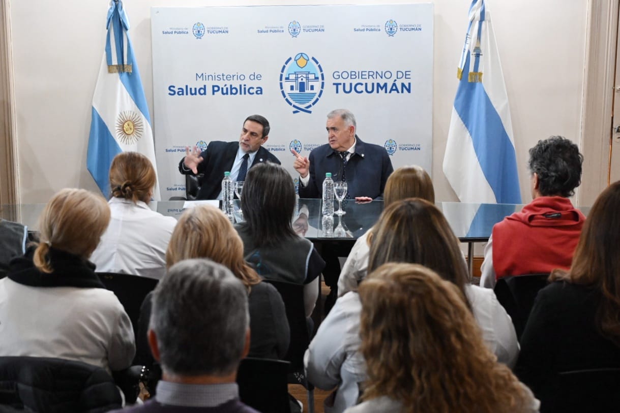 El gobernador Jaldo se reunió con los directores de hospitales. «Lo que se gasta en salud es una inversión»