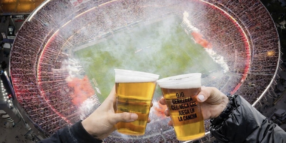 El Monumental se convierte en el primer estadio en vender cerveza, pero a precios de élite
